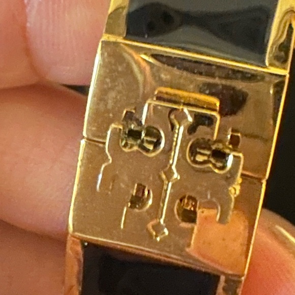 Tory Burch ❤️ Black Golden Kira Logo Bangle Bracelet - Picture 2 of 8